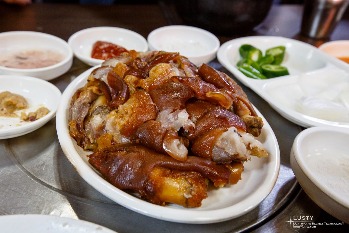 앞접시에 놓인 족발과 곁들임 반찬