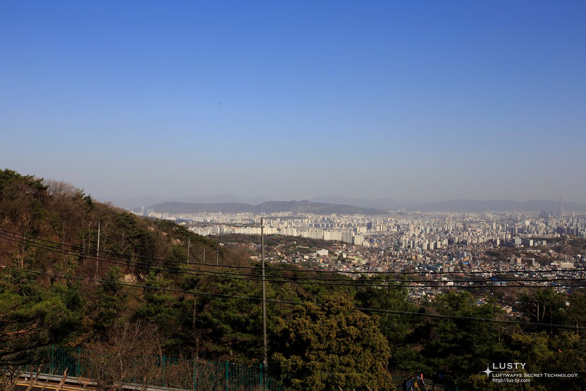 산비탈과 아파트 밀집 지역이 보이는 서울 시가지