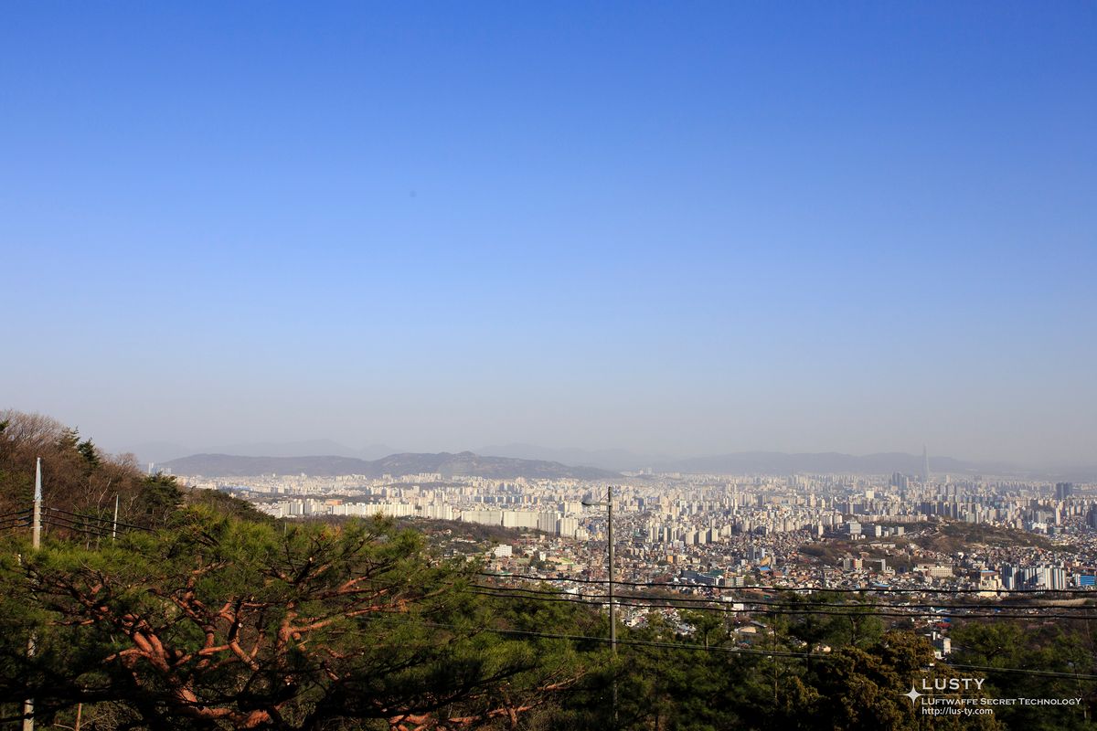 송전선 너머로 펼쳐진 서울 도심 풍경