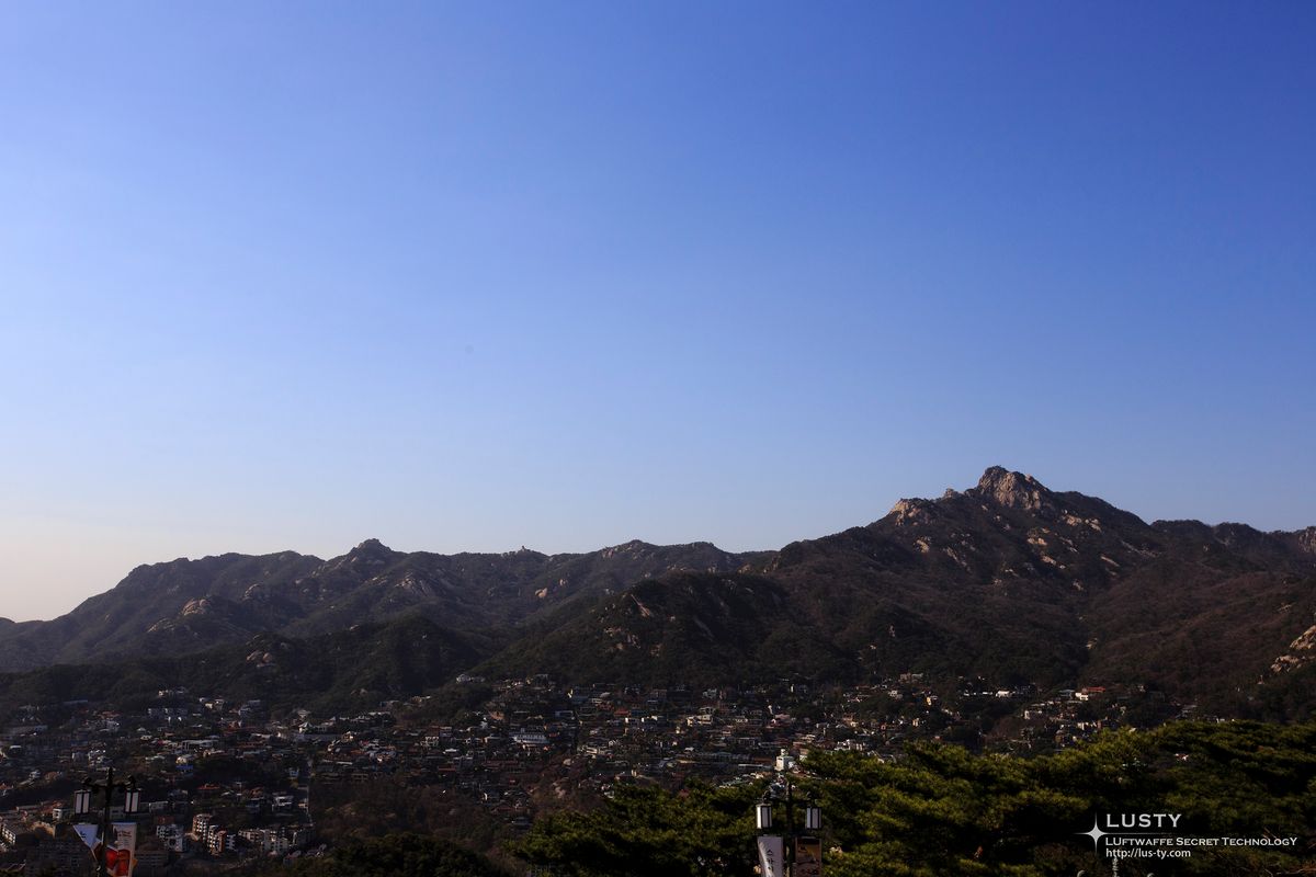 산과 주거촌이 보이는 북쪽 풍경