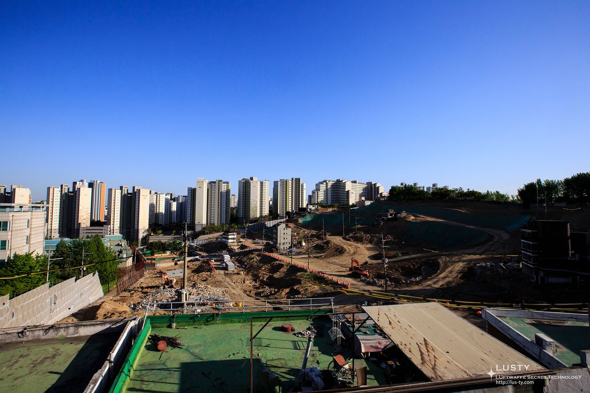고층 아파트 배경의 공사 현장 전경