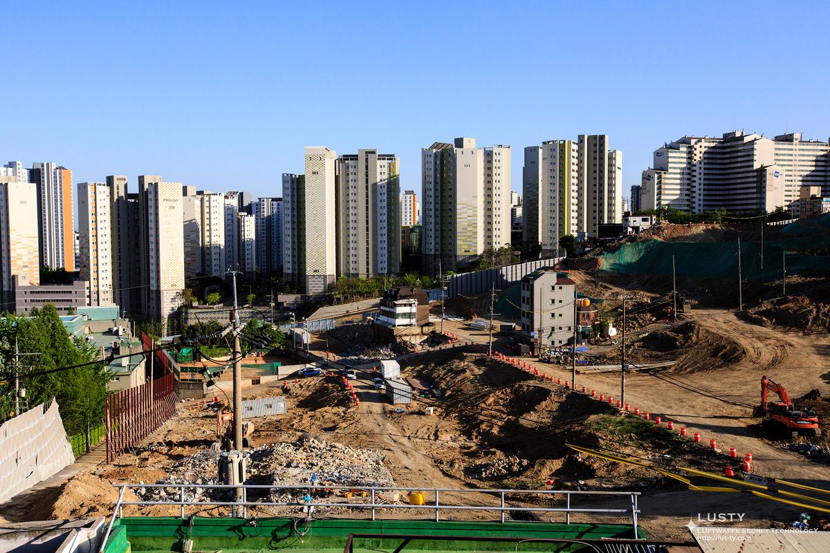 아파트 숲 뒤쪽 공사터 전경