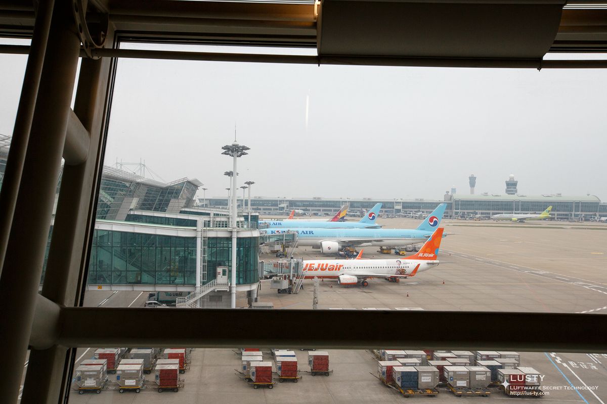 공항 창밖 활주로에 서 있는 항공기
