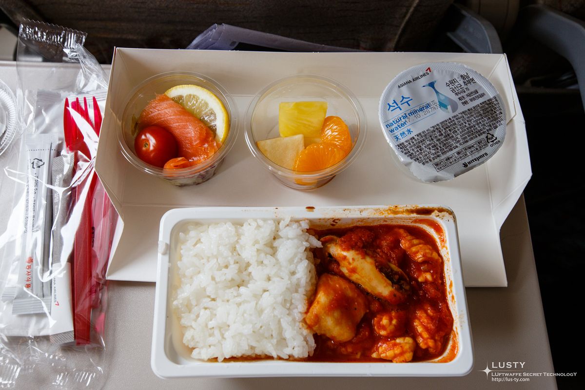 밥과 과일이 담긴 기내 기내식 트레이