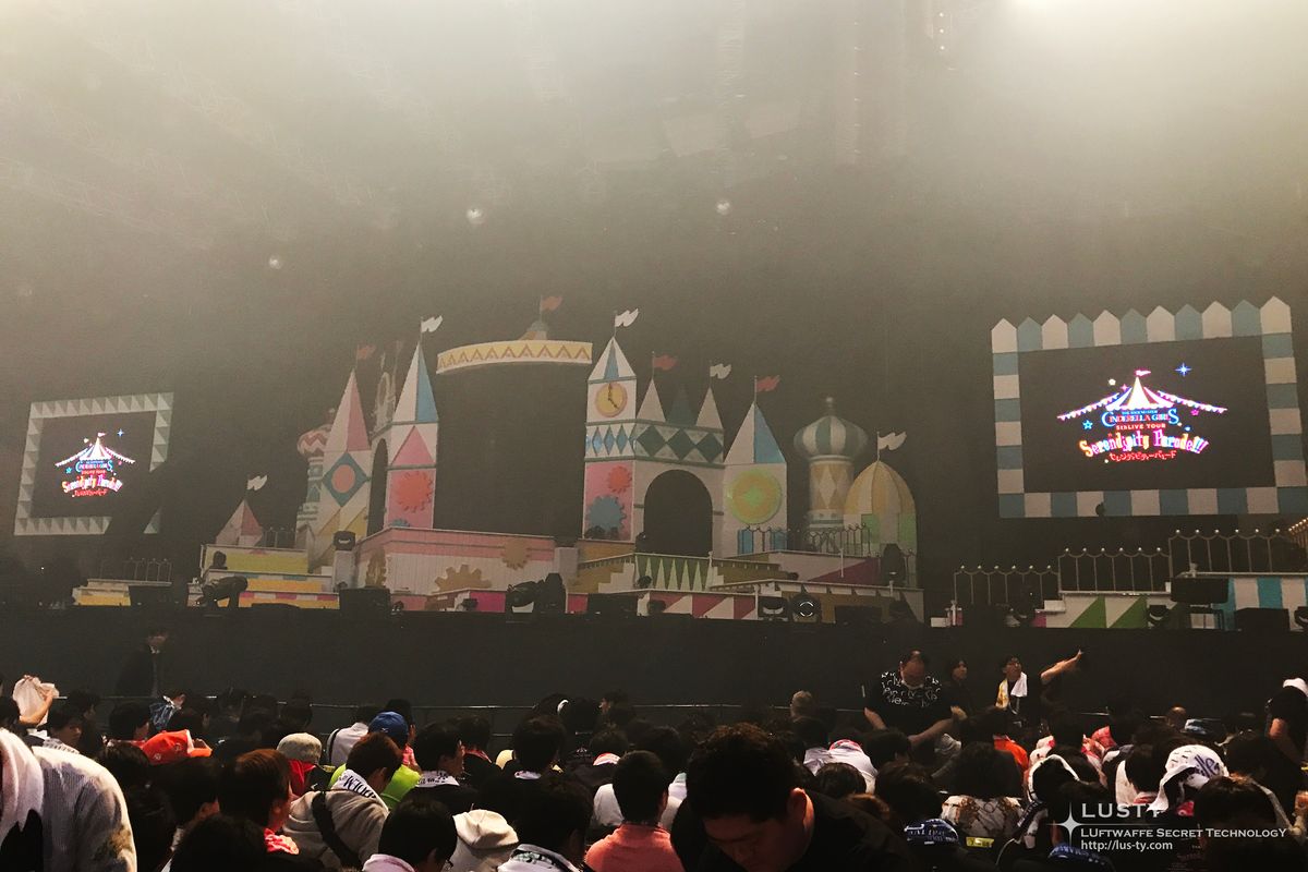 성처럼 꾸민 무대와 관객 앞자리