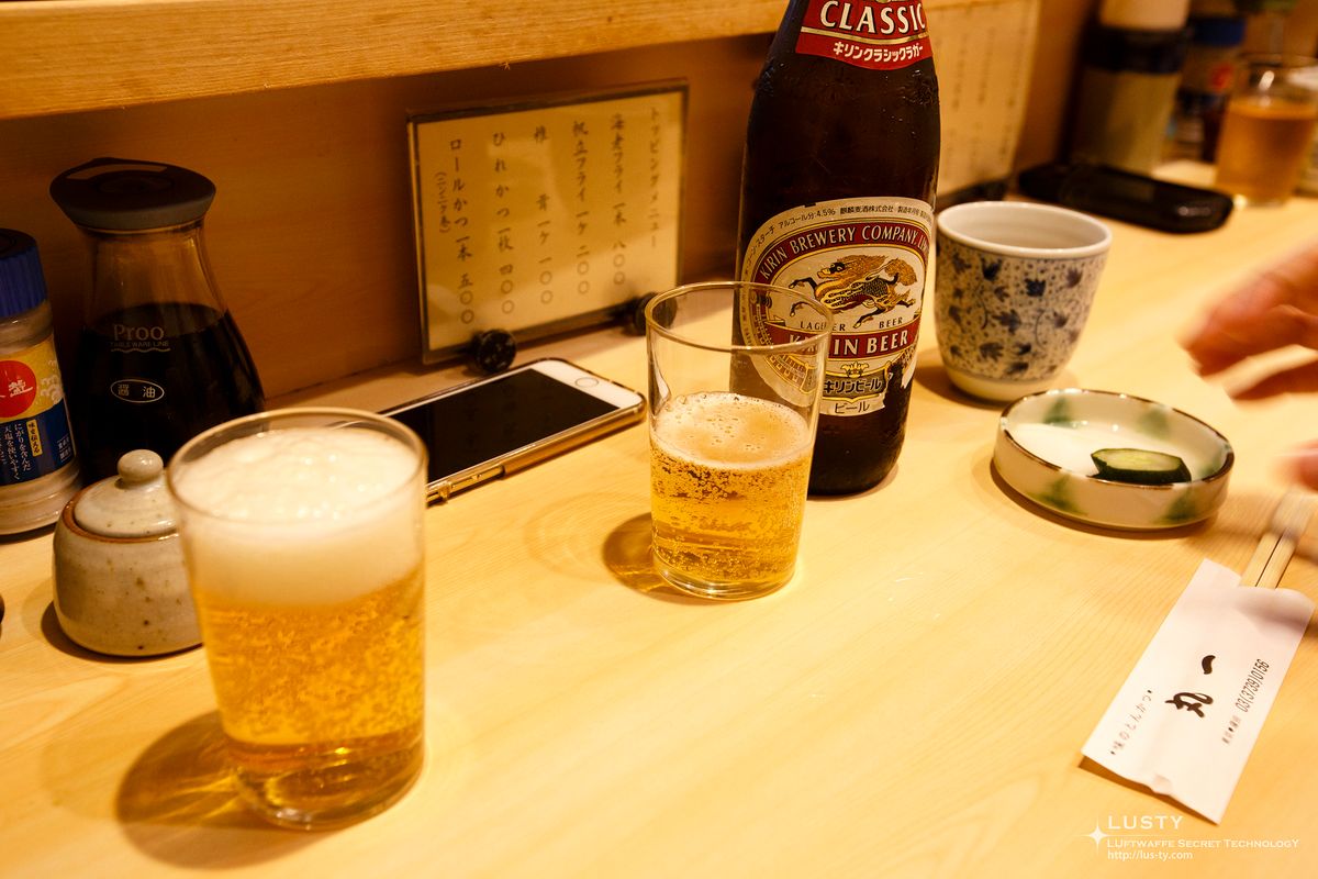 카운터 위 맥주 두 잔과 휴대폰
