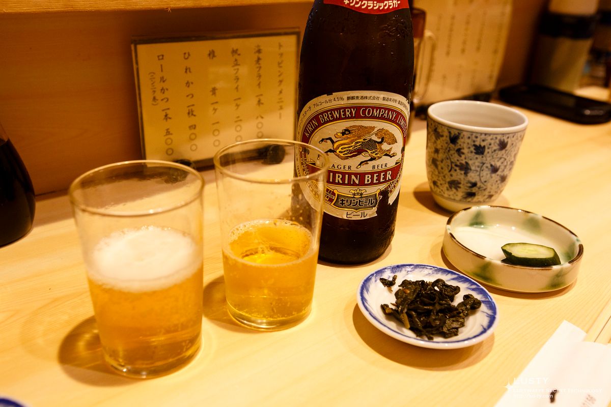 병맥주와 절임 반찬이 놓인 테이블
