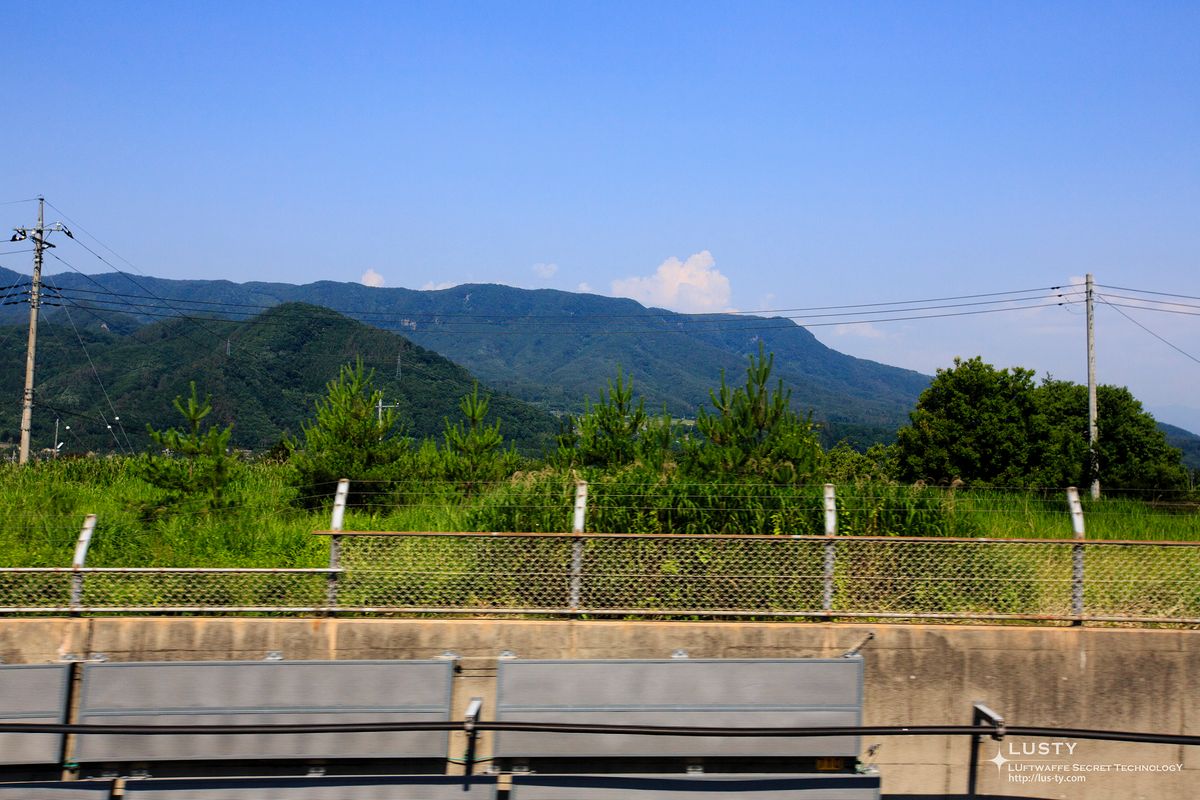산과 초원이 보이는 철도 옆 경치