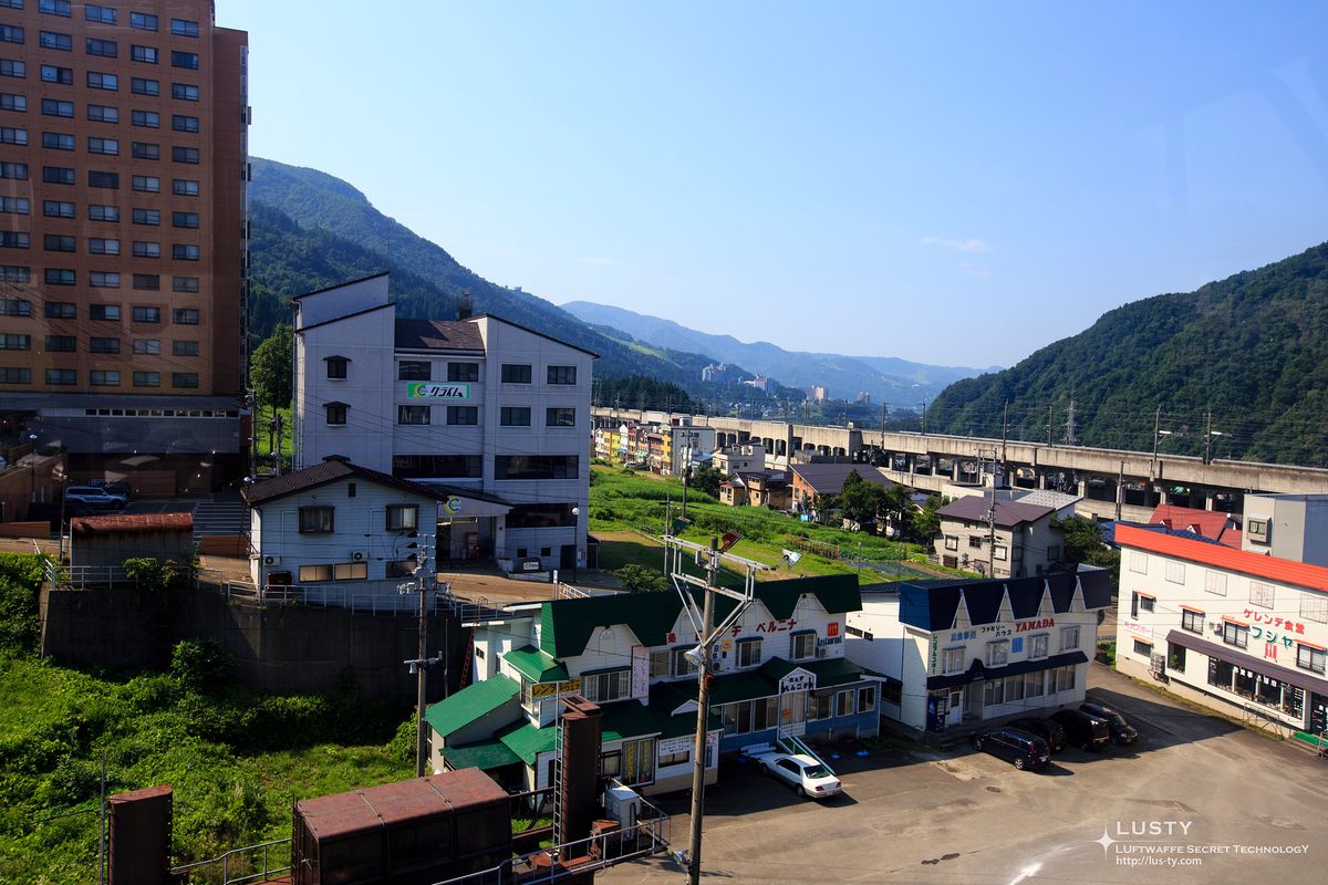 마을과 고가철도 보이는 계곡
