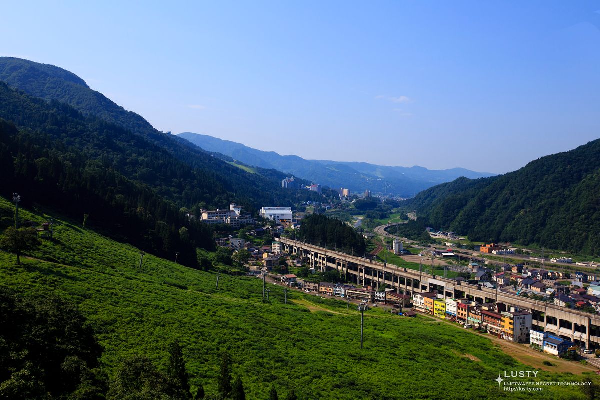 녹색 산과 마을 있는 계곡 전경
