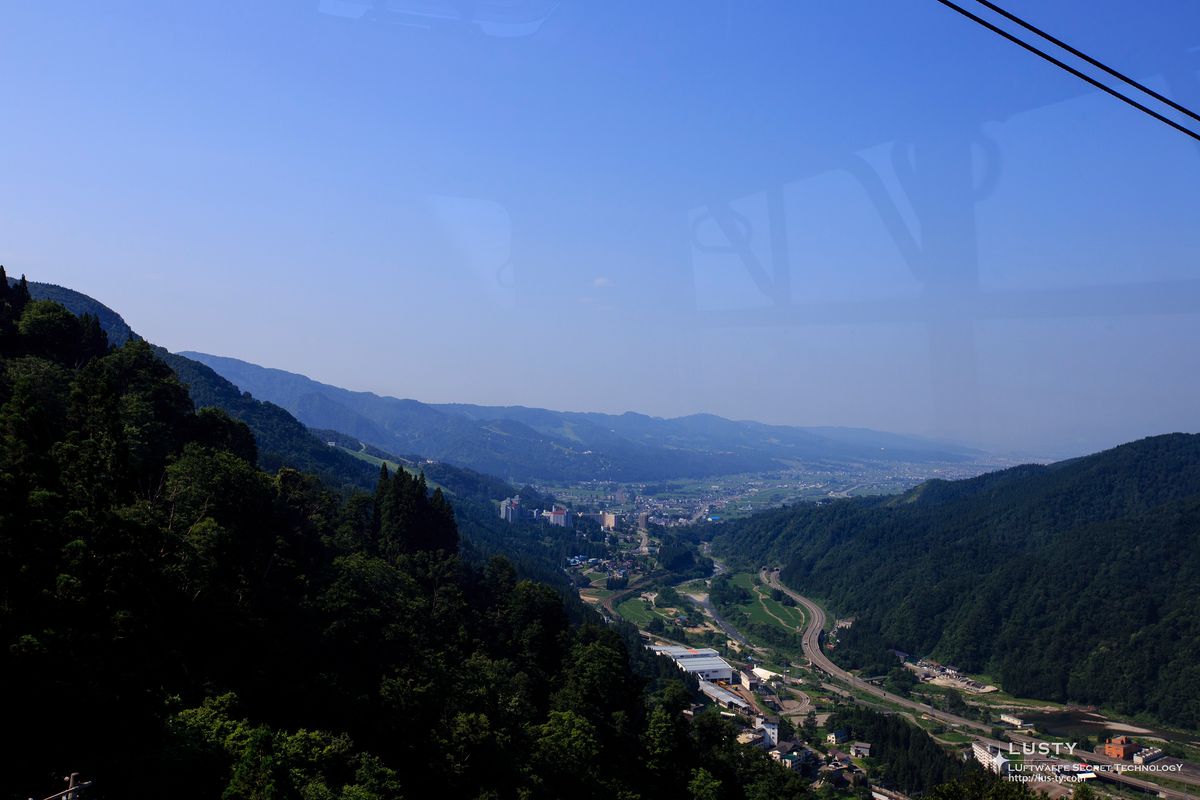 케이블카 창 너머 산과 도로