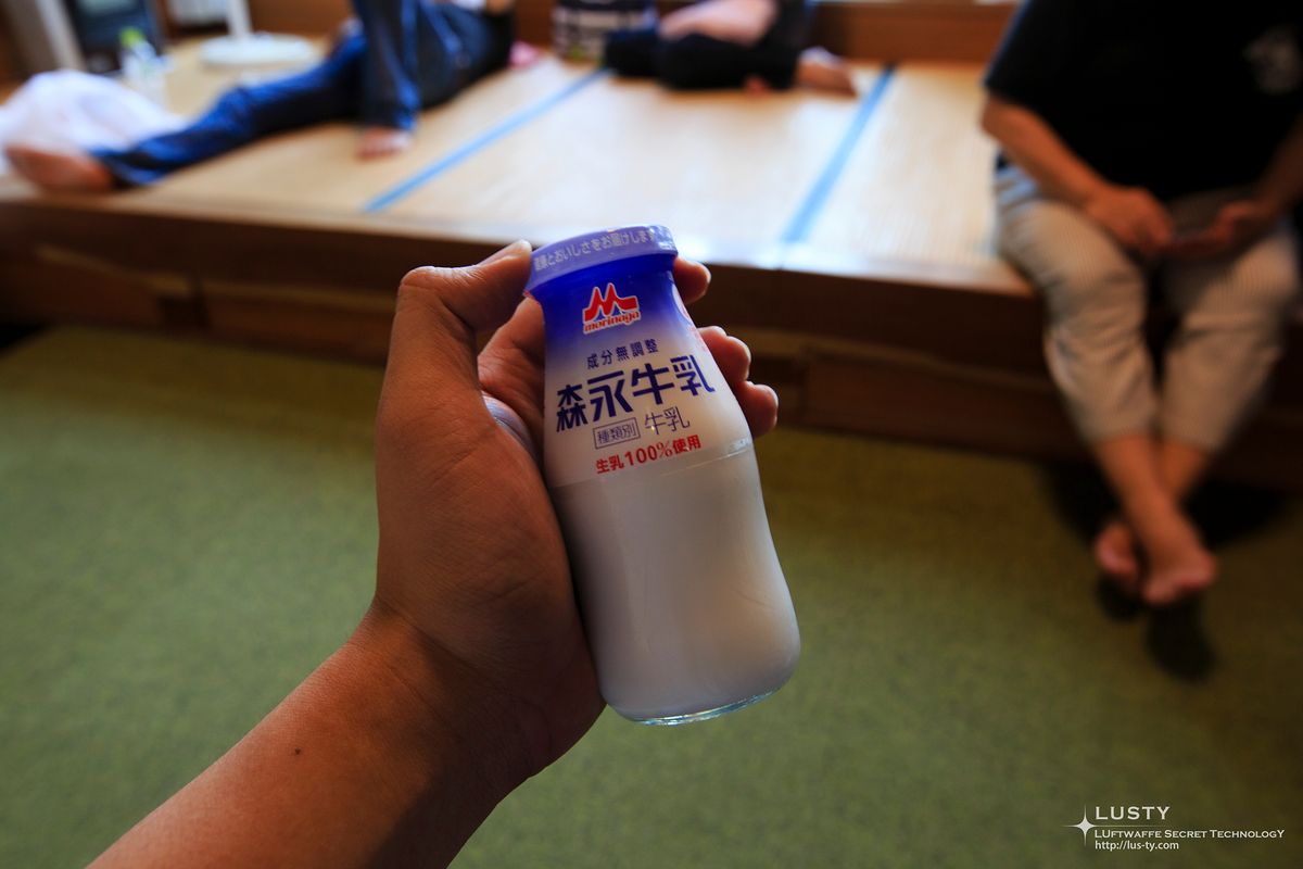 손에 든 우유병과 다다미 휴게실