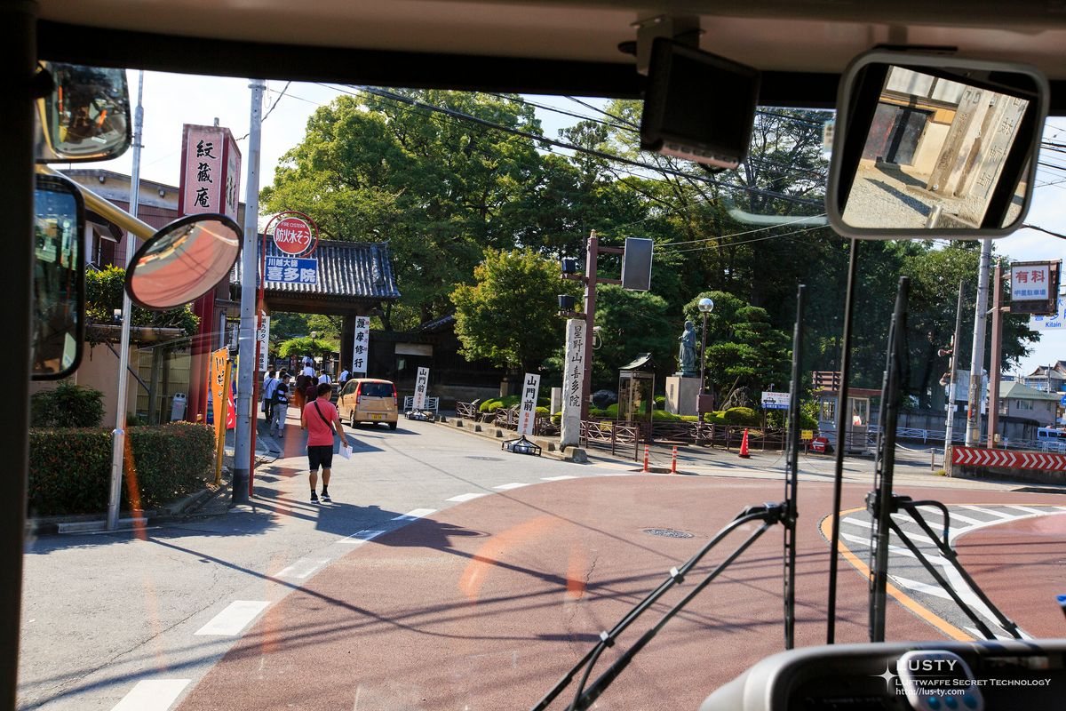 버스 안에서 본 사찰 입구 거리