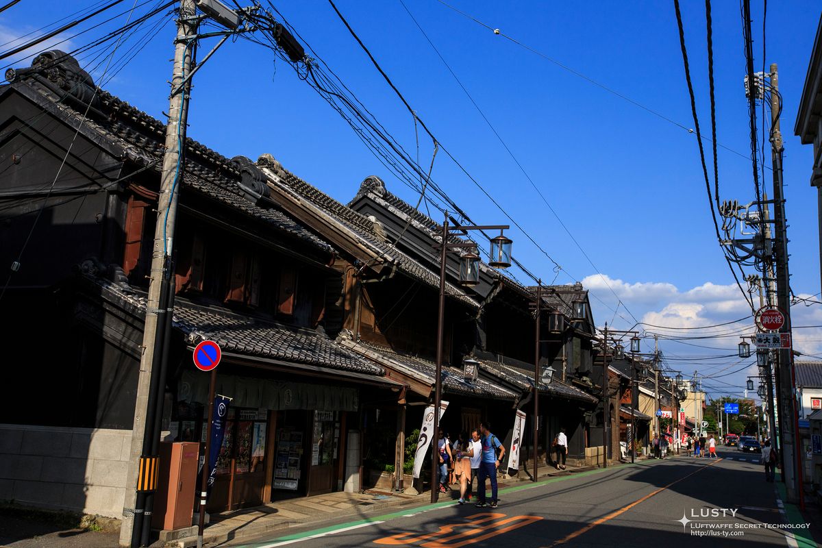 기와지붕 상점가와 전신주
