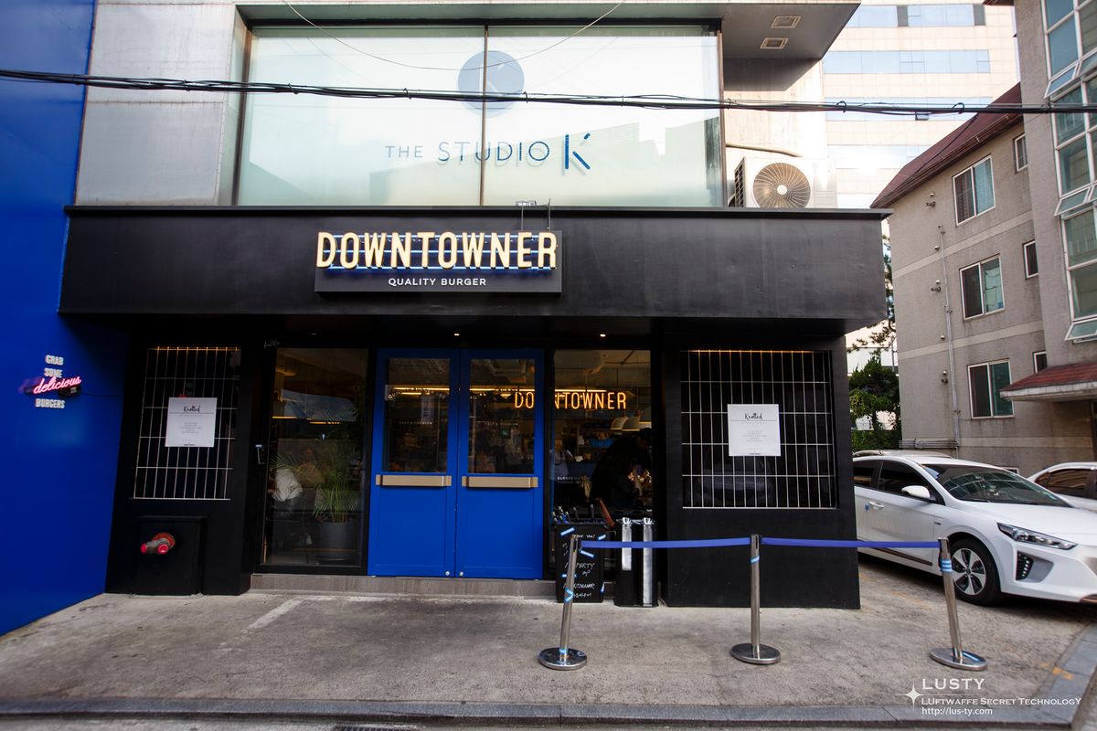 Downtowner 간판과 파란 출입문