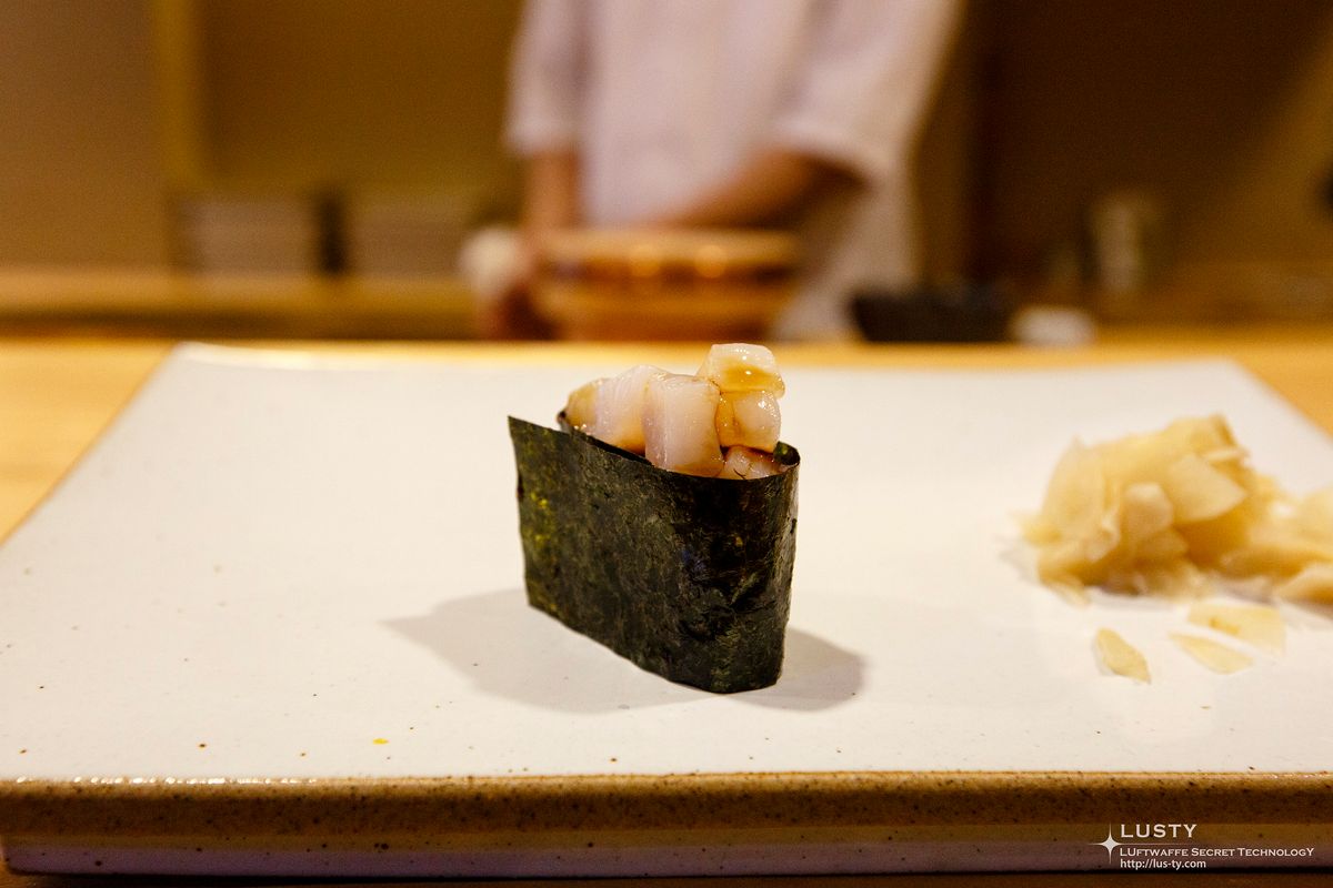 김으로 감싼 다진 조갯살 군함