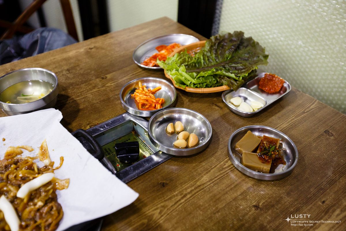 상 위에 놓인 밑반찬과 상추