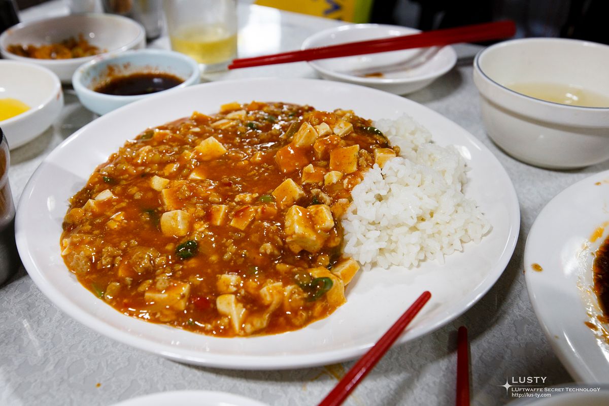 밥과 마파두부를 담은 접시