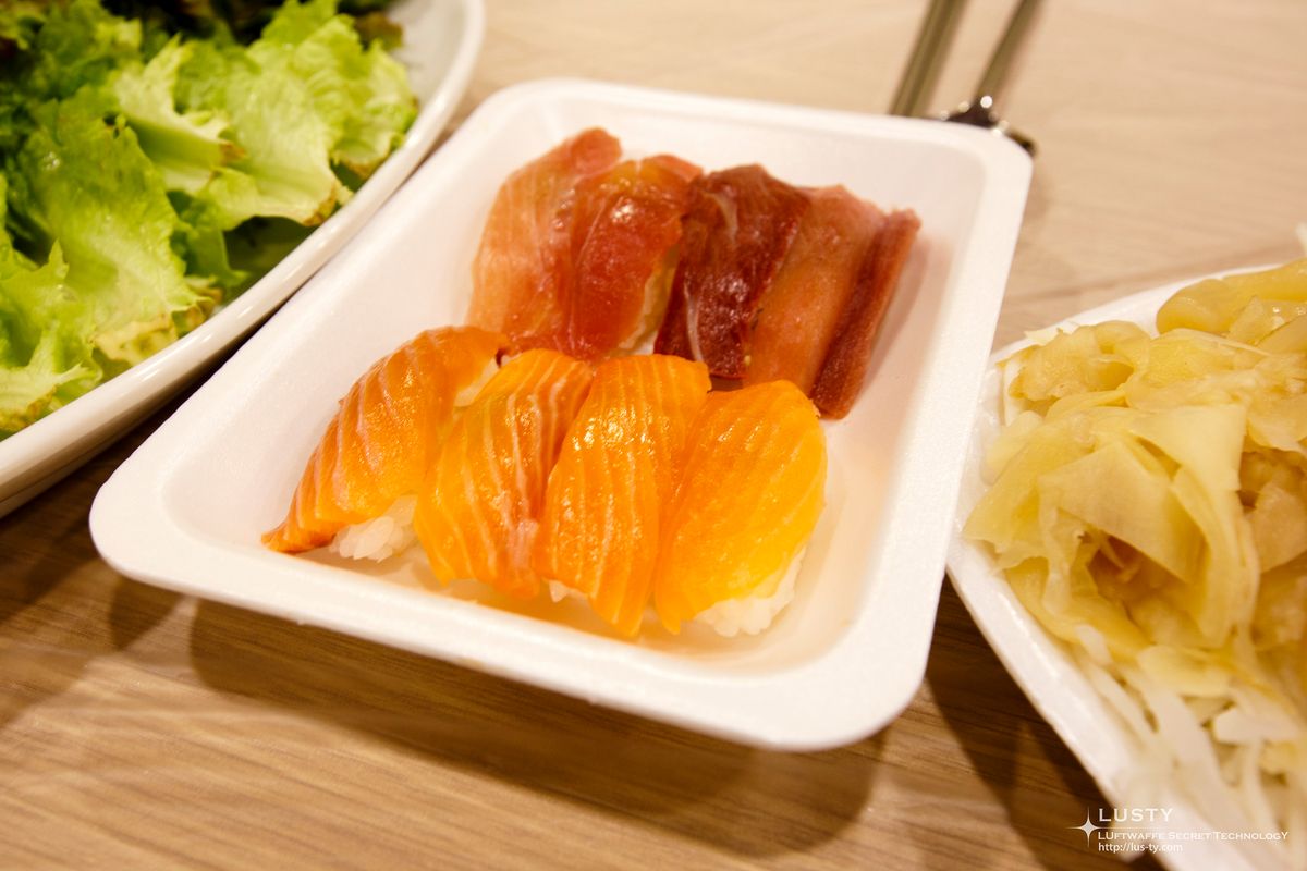 연어와 참치 초밥이 놓인 흰 플레이트