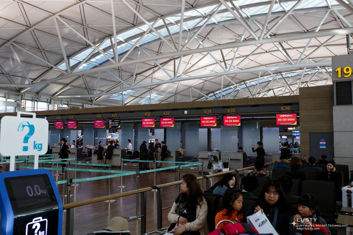 공항 카운터 앞 기다리는 승객들