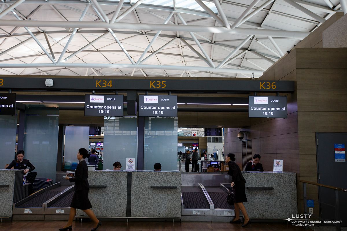 공항 K34~K36 체크인 카운터 전경