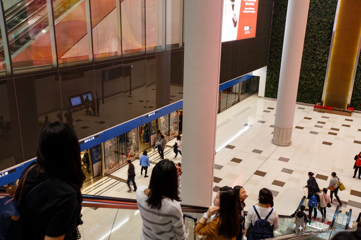 공항 로비 에스컬레이터와 사람들