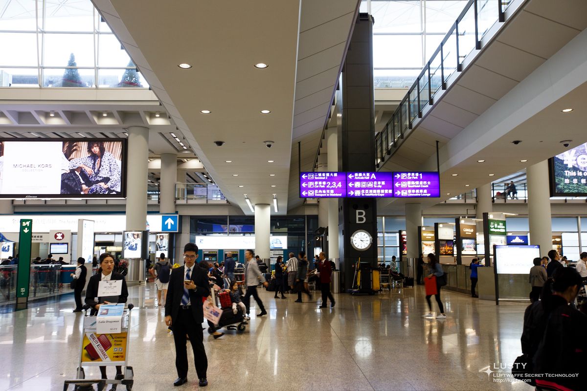 공항 로비와 안내 표지판