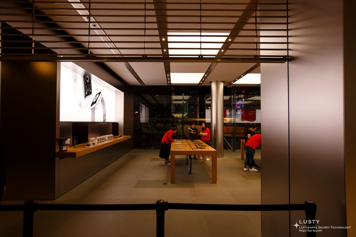 Apple 로고와 제품 전시대 있는 매장