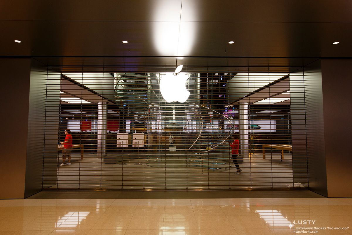 셔터 사이로 보이는 Apple 매장 입구