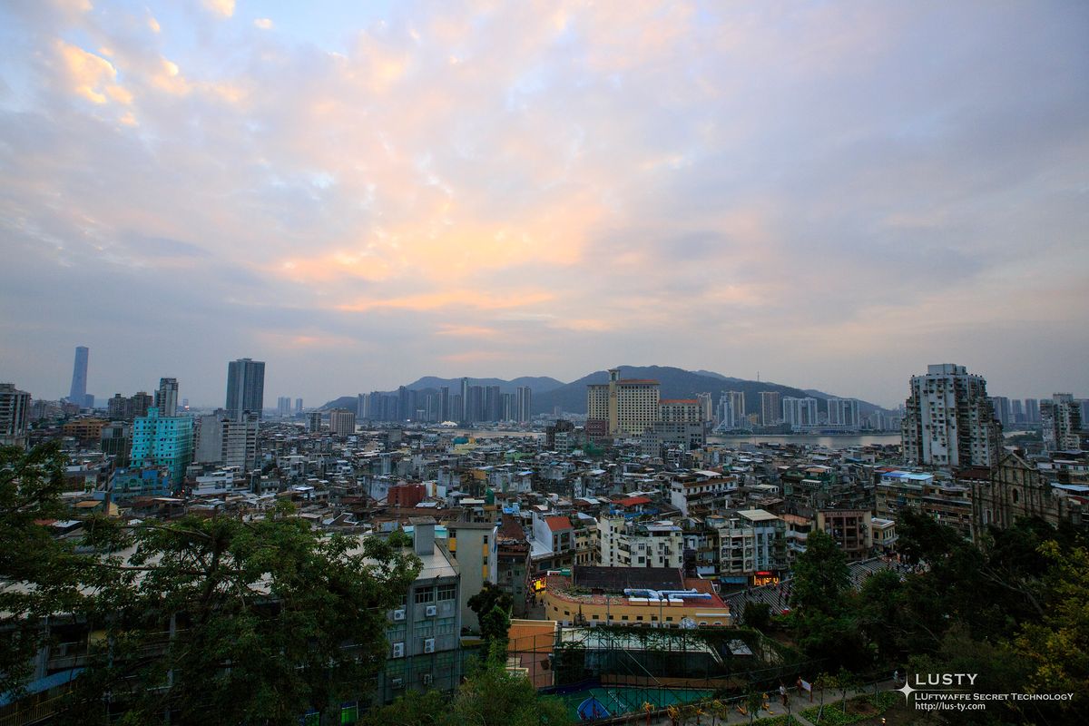 산과 고층 빌딩이 보이는 마카오 시가지