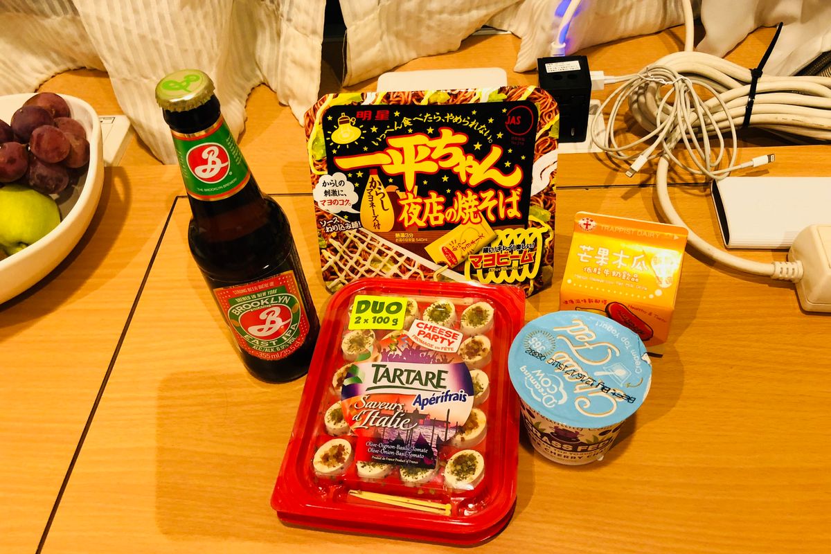 맥주, 치즈 플레이트, 컵요거트, 컵라면