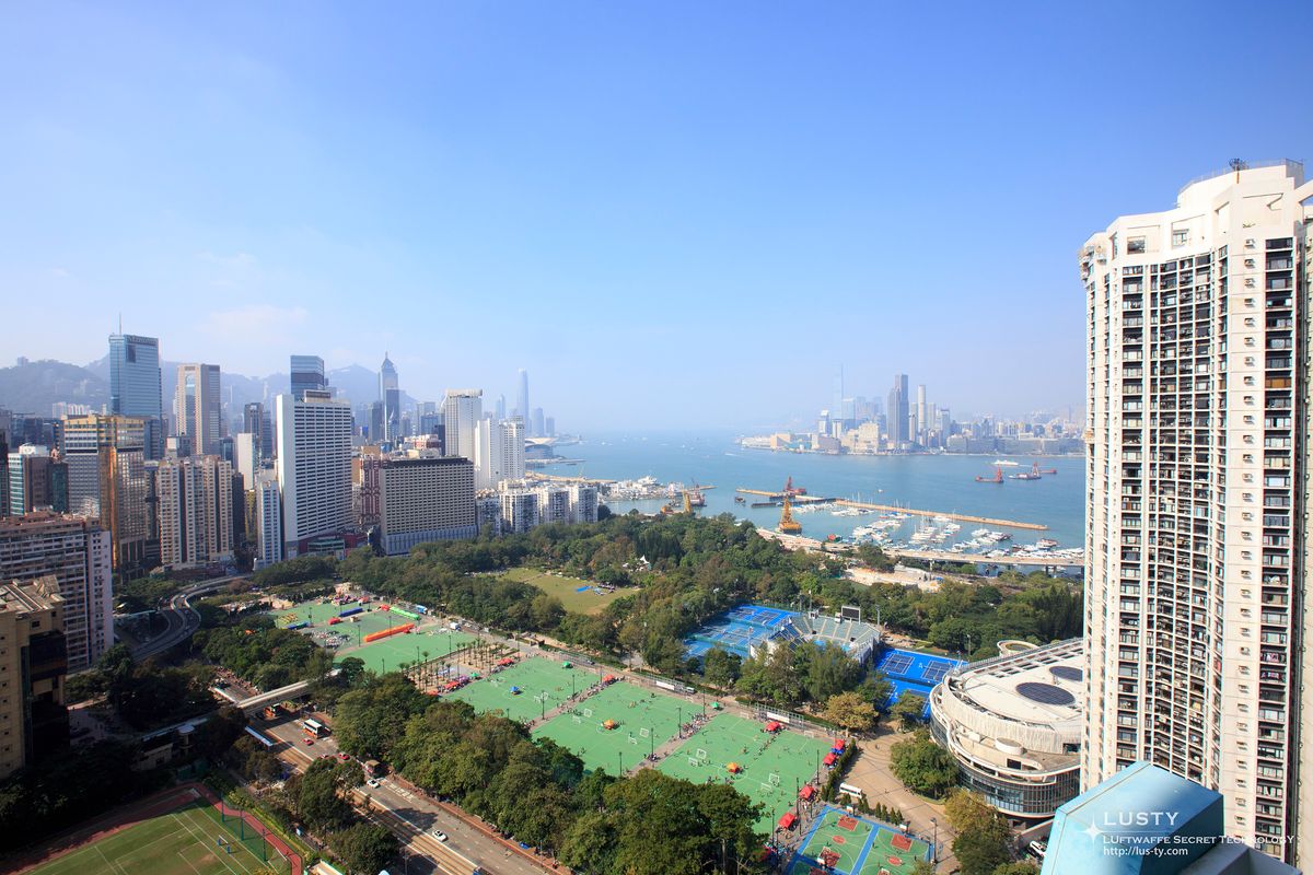 공원과 마리나가 보이는 홍콩 도심 항공뷰