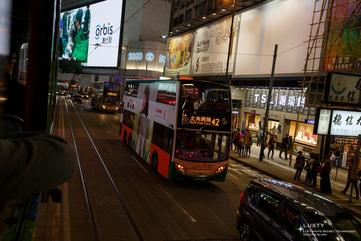 홍콩 거리 42번 버스와 간판