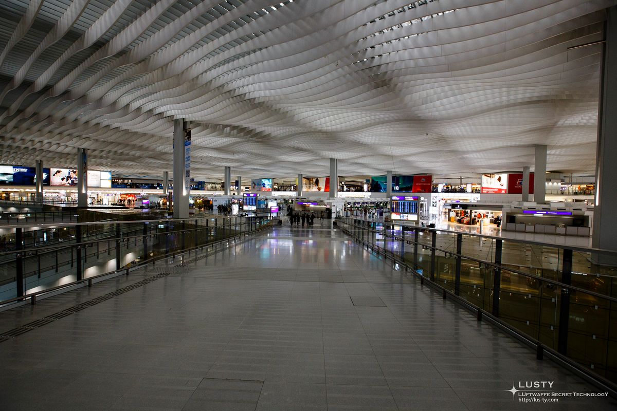 비어 있는 넓은 공항 로비 천장 웅장