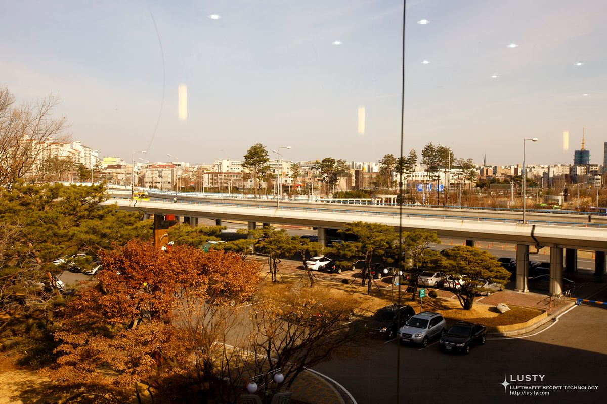 창밖으로 보이는 고가도로 위 도심 전경