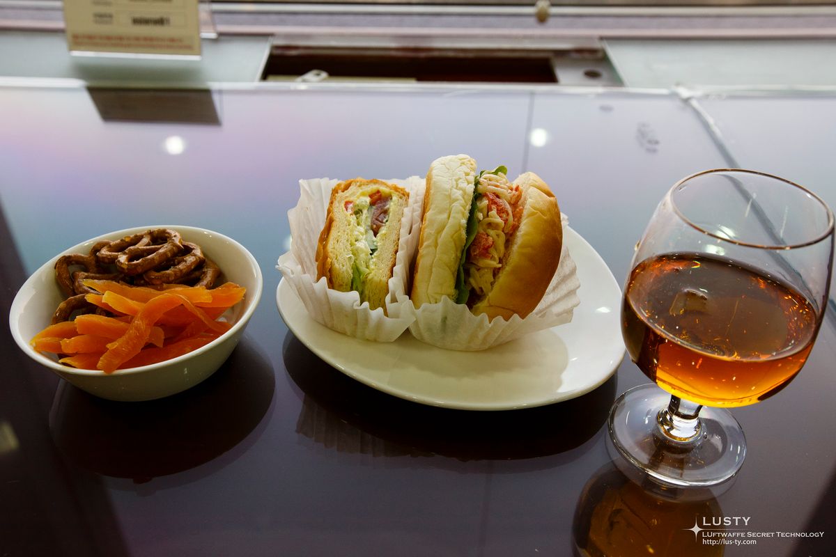 접시에 담긴 샌드위치와 간식, 음료