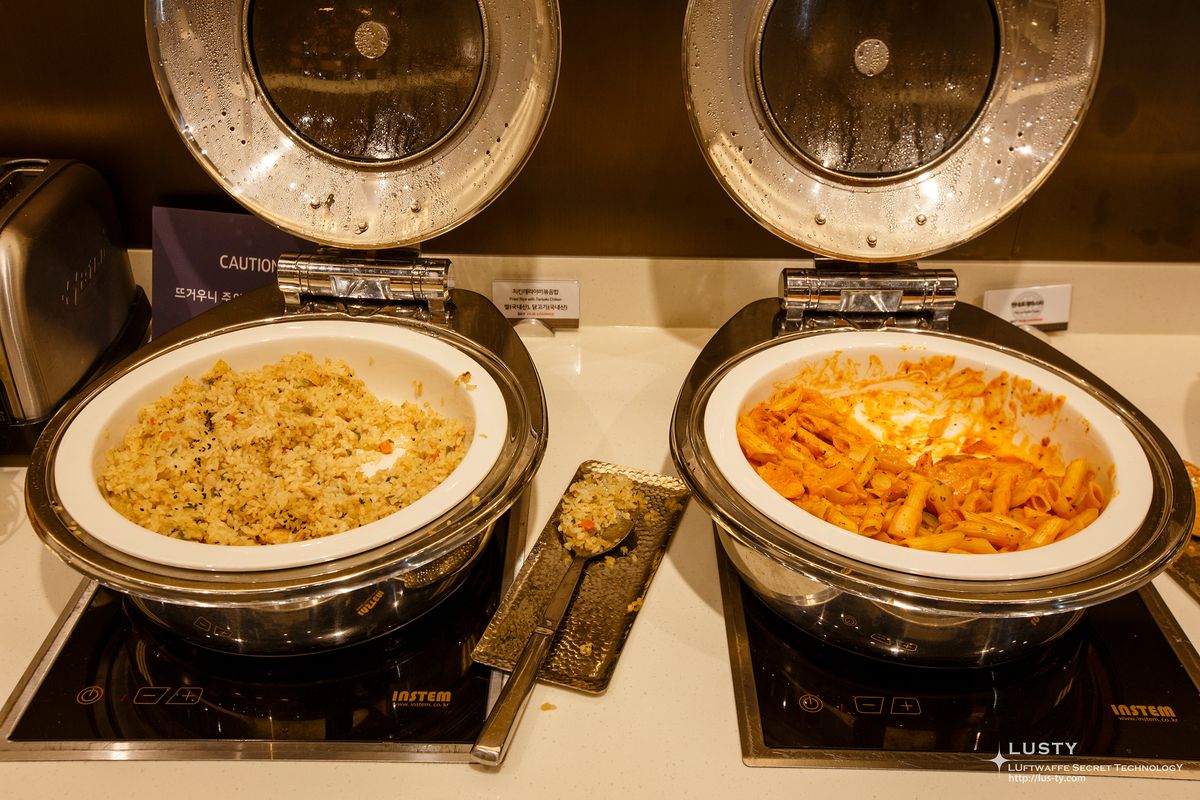 볶음밥과 토마토 소스 파스타가 담긴 온열 용기