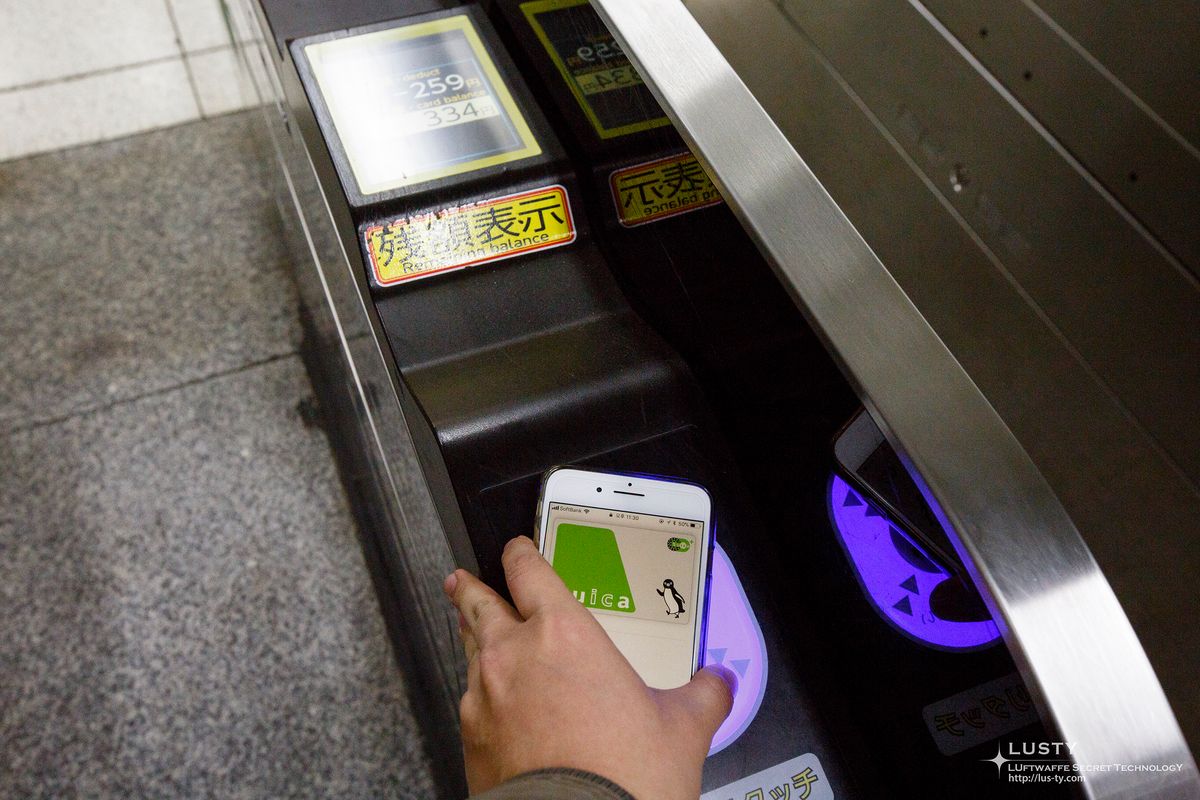 단말기 위 Suica 앱 켜진 핸드폰