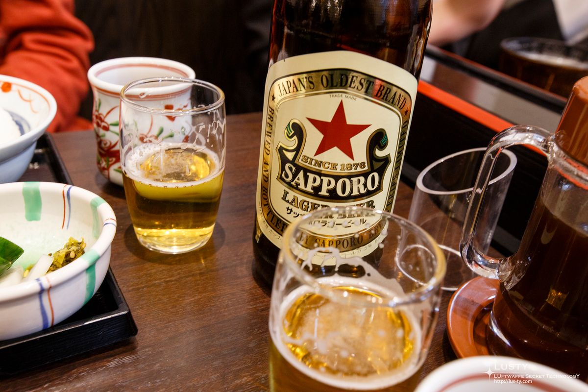 사포로 병맥주와 잔