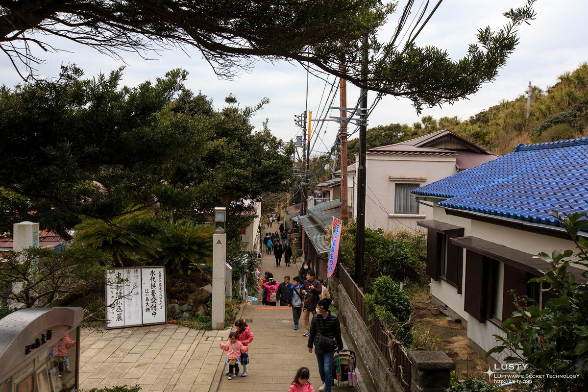경사진 계단 내려가는 인파