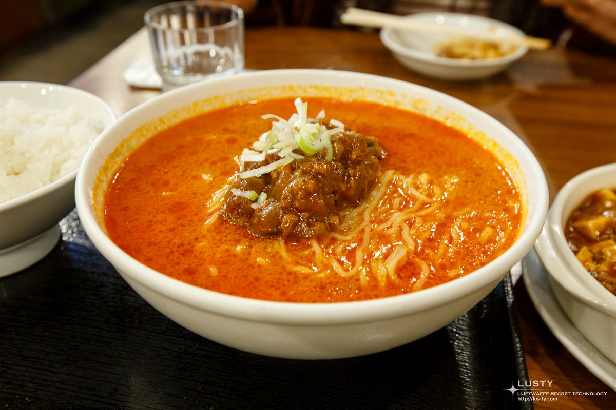 고기 토핑 붉은 국물 탄탄멘과 밥