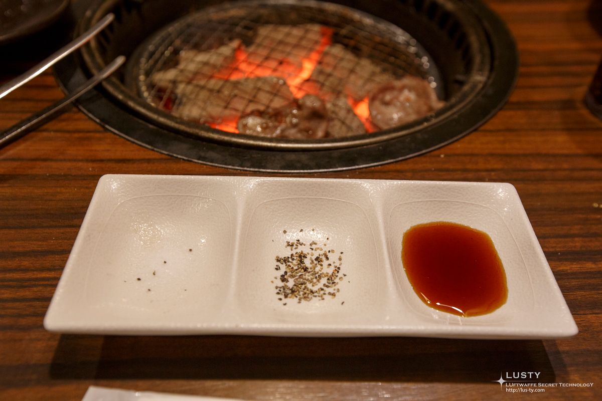 삼칸 소스 접시와 숯불 그릴 배경
