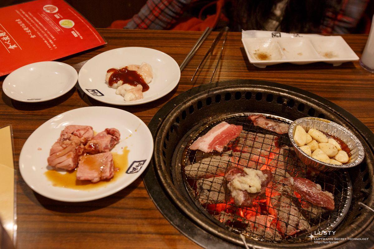 숯불구이 그릴과 생고기 접시