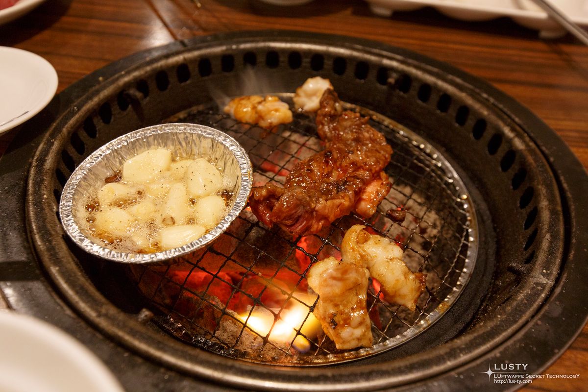 숯불 위 마늘알과 불판 고기