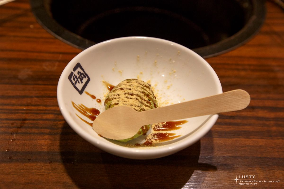 녹차 아이스크림과 시럽 묻은 그릇