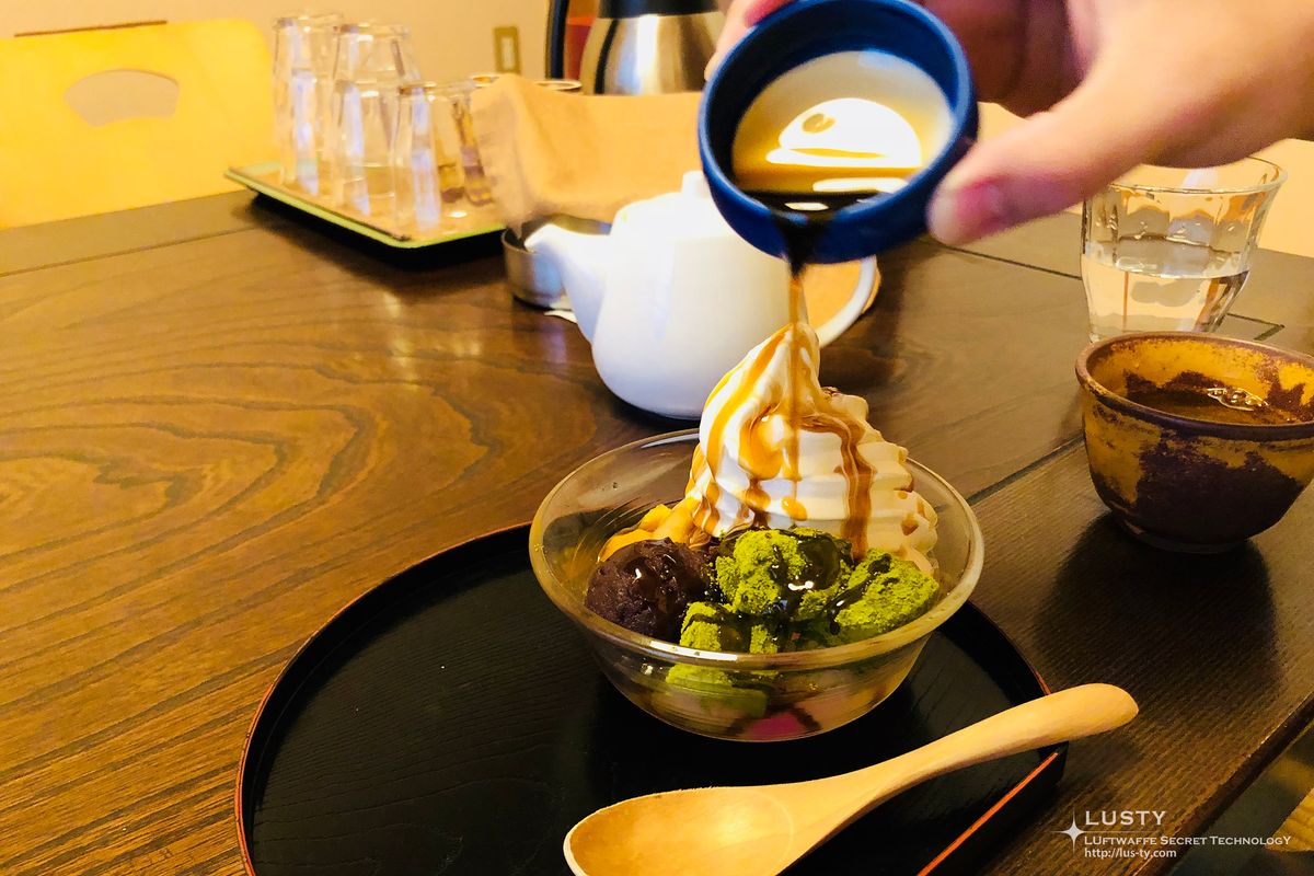 시럽을 붓는 장면의 말차 젤리와 소프트크림