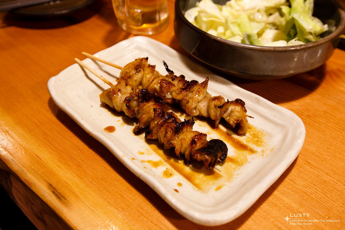 야키토리 꼬치 두 개와 양배추반찬