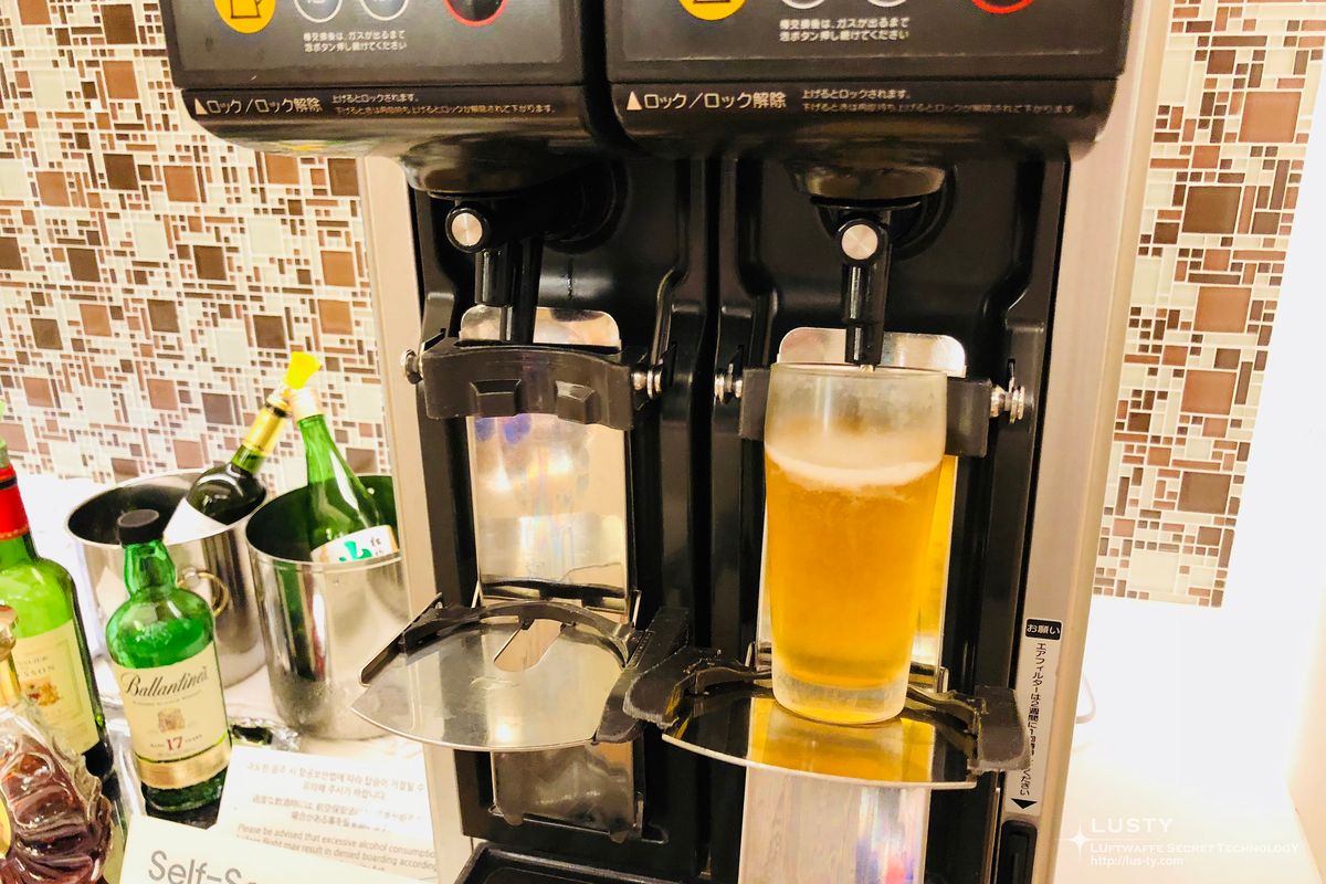 맥주 자동 서빙기와 컵이 놓인 바 테이블
