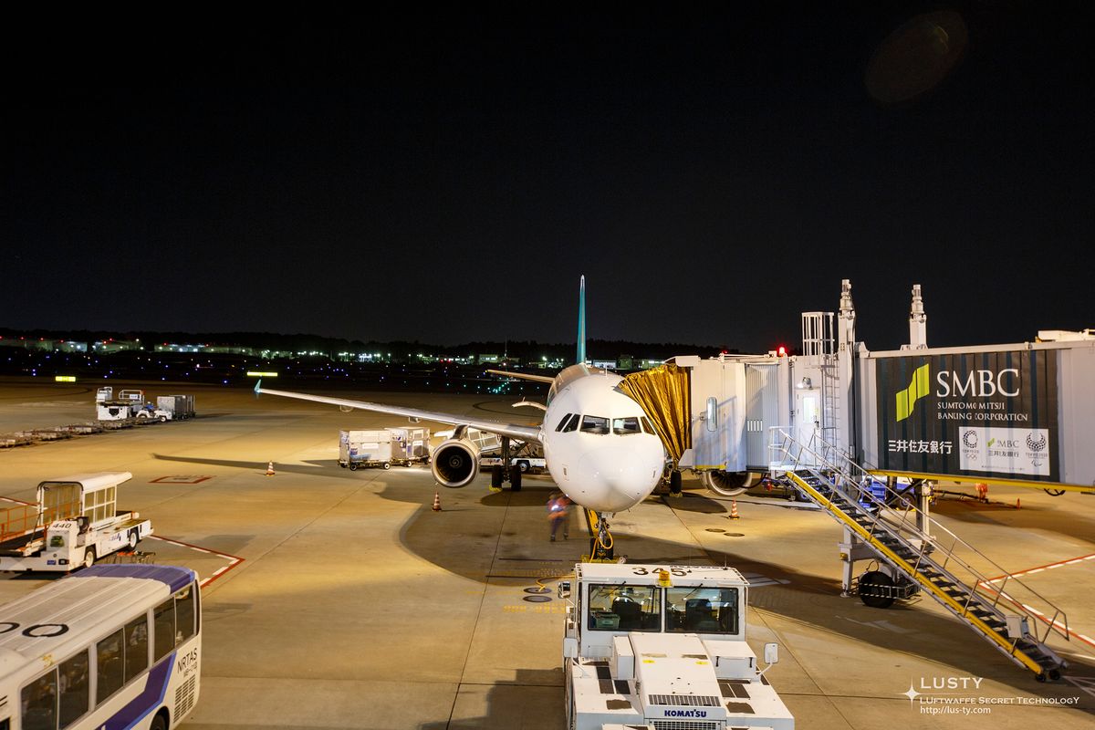 공항 활주로에 정박한 에어서울 여객기