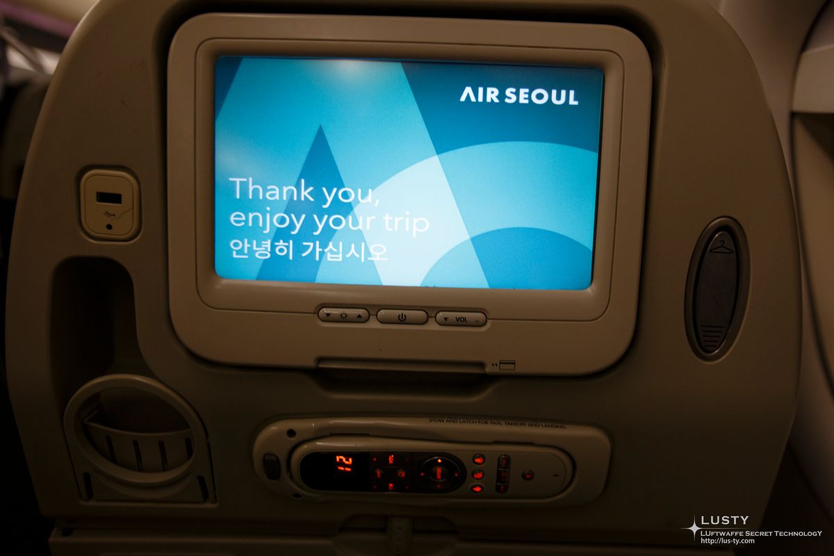 기내 좌석 앞 스크린에 나오는 Air Seoul 인사